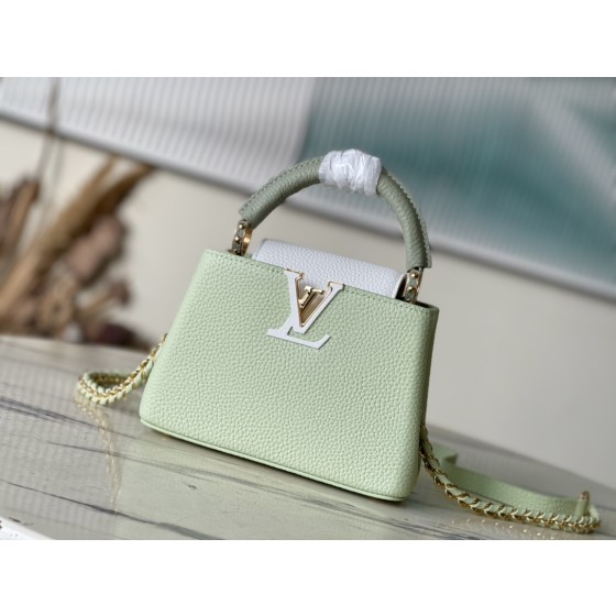 𝐋𝐎𝐔𝐈𝐒𝐕𝐔𝐈𝐓𝐓𝐎𝐍 M22916/M48865 mini Apple green with white chain. This CAPUCINES handbag